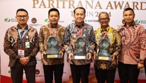 Pj Gubsu, Rektor USU dan Bupati Simalungun Terima Penghargaan Paritrana Awards dari Wapres