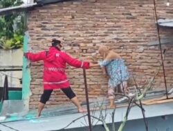 Kapolrestabes Medan Evakuasi Nenek Korban Banjir