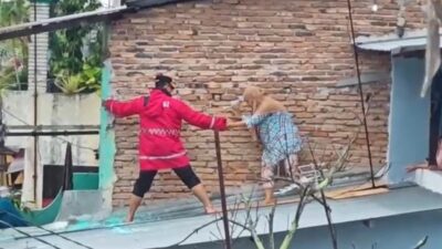 Kapolrestabes Medan Evakuasi Nenek Korban Banjir