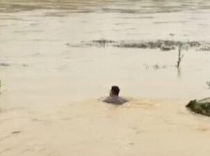 Selamatkan Lansia dari Banjir Sedalam 5 Meter, Anggota Polres Deliserdang Nekad Berenang 
