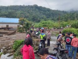 Polisi dan Warga Cari Korban Hilang Banjir Bandang di Deli Serdang