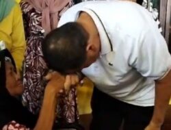 Unggul Sementara, Baharuddin Siagian Cium Tangan Ibunya