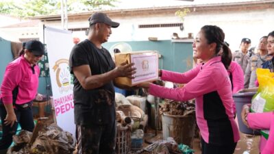 Bhayangkari Sumut Bantu Warga Korban Banjir