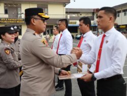Kapolrestabes Medan Beri Penghargaan Personel Berprestasi