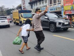 Kapolsek Turun Langsung Atur Lalu Lintas di Pasar Pancur Batu