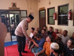 Kapolrestabes Medan Bagikan Takjil pada Tahanan