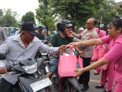 Bhayangkari Cabang Kota Besar Medan Berbagi Takjil di Depan Mako Polrestabes