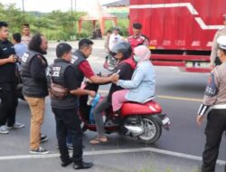 Polres Sergai Bagikan Takjil kepada Pengguna Jalan