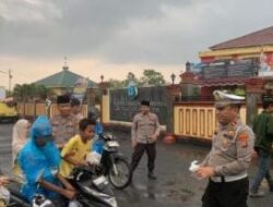 Walau Hujan, Polsek Patumbak Tetap Bagikan Takjil