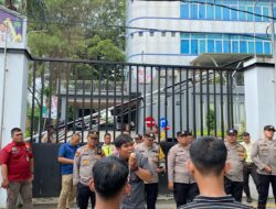 Puluhan Mahasiswa Desak Capital Building dan Crypton Ditutup