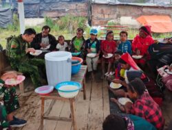 TNI dan Warga Bersujud dan Berbagi Berkah di Kabupaten Puncak, Papua