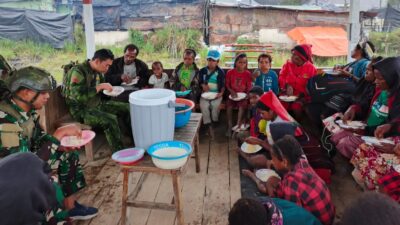 TNI dan Warga Bersujud dan Berbagi Berkah di Kabupaten Puncak, Papua