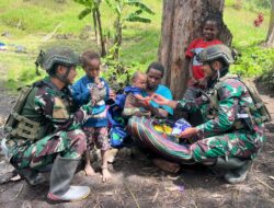 Prajurit TNI Taklukkan Hati Warga Papua dengan Permen