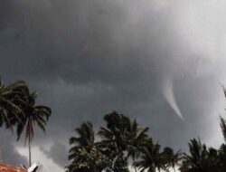 3 Kabupaten di Sumut Dilanda Angin Puting Beliung, 1 Orang Tewas