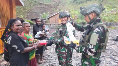 TNI Bantu Warga Papua