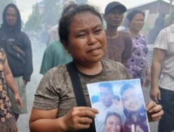 Protes Satpol PP, Warga Medan Estate Bakar Ban