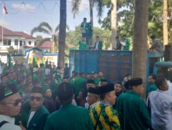 Ribuan Massa Al Washliyah Terobos Kantor Bupati Deliserdang