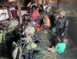 TNI Sapa Warga Distrik Sinak Papua