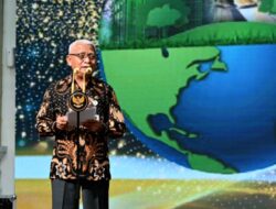 Wagub Sumut Surya Serahkan Penghargaan Lingkungan Hidup 2024