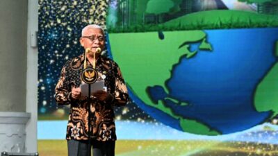 Wagub Sumut Surya Serahkan Penghargaan Lingkungan Hidup 2024