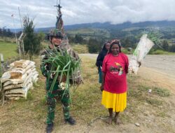 Satgas TNI Borong Hasil Tani Mama-Mama Papua di Kampung Wako