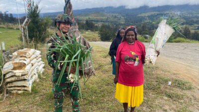 Satgas TNI Borong Hasil Tani Mama-Mama Papua di Kampung Wako