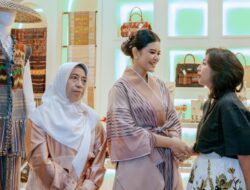 Kahiyang Ayu Kenalkan Warisan Budaya Sumut di Ajang Indonesia Fashion Week 2025