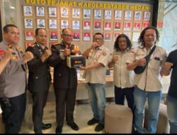 HUT ke-79 Bhayangkara, Wartawan Merah Putih Beri Kue Tart ke Kapolrestabes Medan 
