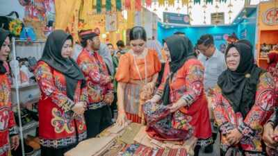 HUT ke-45 Dekranas di Balikpapan, Stan Sumut Pamerkan Tas, Songket, Baju Motif Khas Daerah