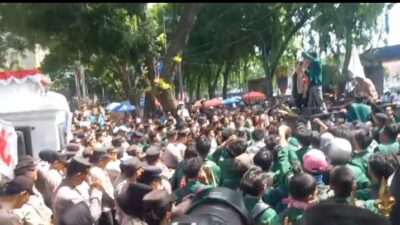 Pengunjukrasa di Depan DPRD Sumut Bubar