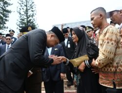 Gubernur Bobby Nasution Berikan Tali Asih ke Keluarga Letda Sujono