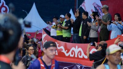 Gubernur Bobby Nasution Lepas Peserta Trail of The Kings, Seribuan Pelari Lintasi Kawasan Danau Toba