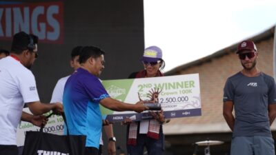 Sekdaprov Sumut Serahkan Piala Pemenang Lari Lintas Alam Trail of The Kings Danau Toba