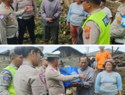 Kasat Lantas Polres Tanah Karo Bantu Warga Korban Bencana Alam