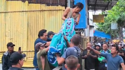 Tim Inafis Evakuasi Mayat Pria Membusuk di Lahan Kosong