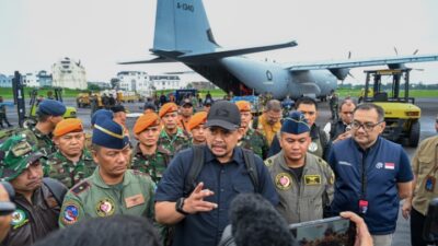 Gubernur Bobby Nasution Terbang Bawa Logistik dan Obat-obatan ke Tapteng dan Sibolga yang Masih Terisolir