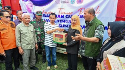Wagub Sumut Surya Bersama Gubernur Jatim Khofifah Tinjau Korban Bencana di Langkat