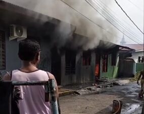 Penghuni Pingsan Akibat Rumah Kontrakan Terbakar
