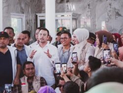 Raffi Ahmad Kunjungi Posko Pengungsi Banjir di Langkat