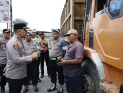 Langgar Pembatasan Libur Natal, Kapolrestabes Medan Hentikan Truk Tiga Sumbu di Simpang Haji Anif