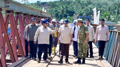 Gubernur Bobby Nasution Dampingi Presiden RI Tinjau Pembangunan Jembatan dan Pengungsi Korban Bencana di Tapsel