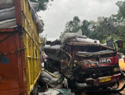 Dua Truk Tabrakan di Tikungan Cindelaras Sibolangit