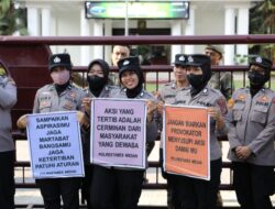 Polwan Tampil Humanis Kawal Aksi Massa di Balai Kota Medan