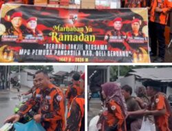 Walau Diguyur Hujan, Pengurus PP Deli Serdang Tetap Semangat Bagikan 800 Takjil