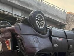 Terobos Palang Penutup Jembatan, Mobil Terjun ke Sungai