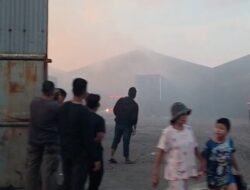 Gudang Ekspedisi di Medan Terbakar