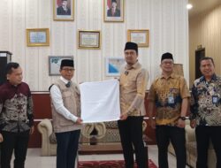 Dirut Perumda Tirtanadi Bagikan 5. 974 Handuk Untuk Jamaah Calon Haji Embarkasi Medan