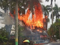 Rumah Adat Batak di Monumen Sisingamangaraja Medan Terbakar