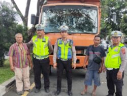 Hindari Pengendara Sepeda Motor, Dump Truk Bermuatan 20 Ton Terbalik