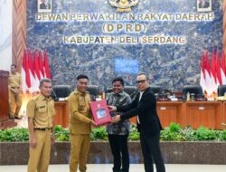 Lom Lom Suwondo Sampaikan Penjelasan Bupati Atas Ranperda Pertanggungjawaban APBD 2025